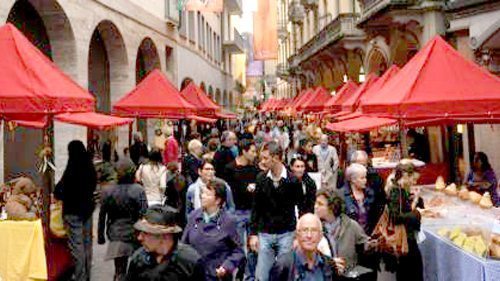 Cercando una casa in Ticino ci si imbatte sempre in mercatini e sagre stuzzicanti